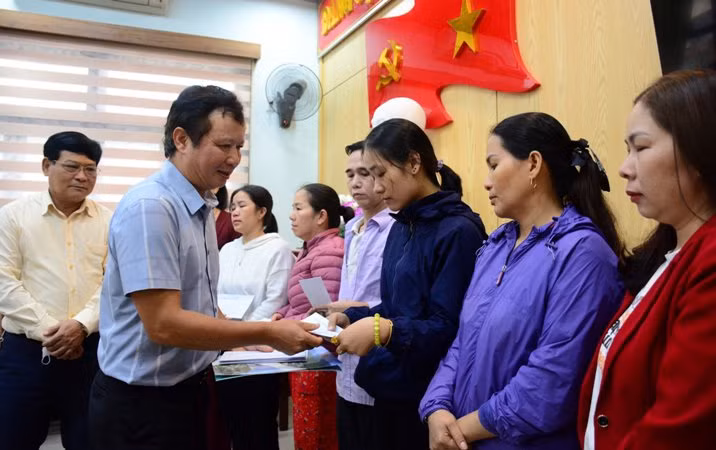 Bí thư Tỉnh ủy Lê Trường Lưu đã trao tiền hỗ trợ, động viên các tiểu thương bị thiệt hại lớn do vụ cháy chợ.