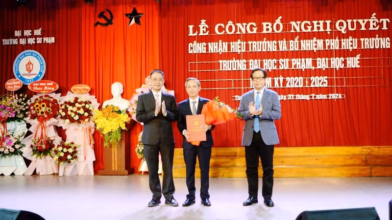 Tiến sĩ Lê Hồ Sơn (giữa) nhận Nghị quyết công nhận Hiệu trưởng Trường đại học Sư phạm, Đại học Huế, nhiệm kỳ 2020-2025.