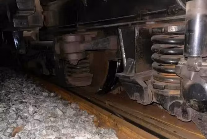 Lực lượng chức năng tập trung khắc phục sự cố theo hướng cắt toa tàu từ vị trí toa xe bị trật bánh để di chuyển về ga Lăng Cô. (ảnh: CTV)