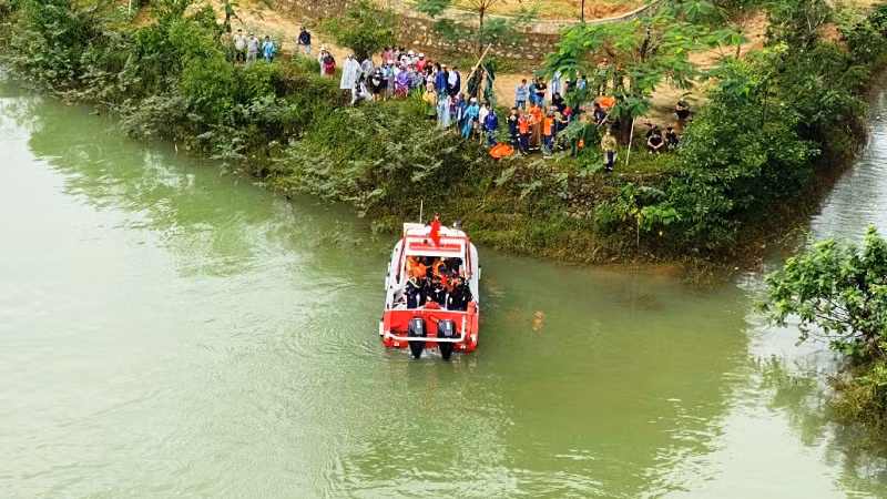 Lực lượng cứu nạn, cứu hộ Công an tỉnh Thừa Thiên Huế đẩy nhanh tiến độ tìm kiếm các nạn nhân mất tích.