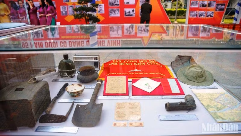 Các khu trưng bày về lịch sử đưa người xem về với quá khứ hào hùng của Huế trong 50 năm qua.