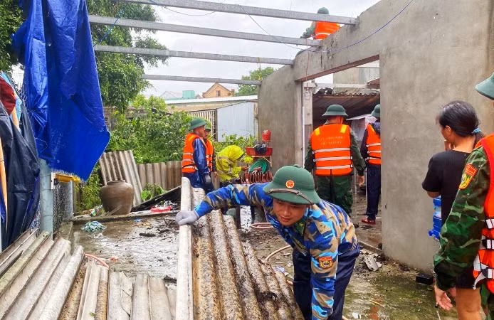 Cơn lốc xảy ra trong một thời gian ngắn nhưng khiến hàng chục ngôi nhà dân tại phường Thuận An hư hỏng.