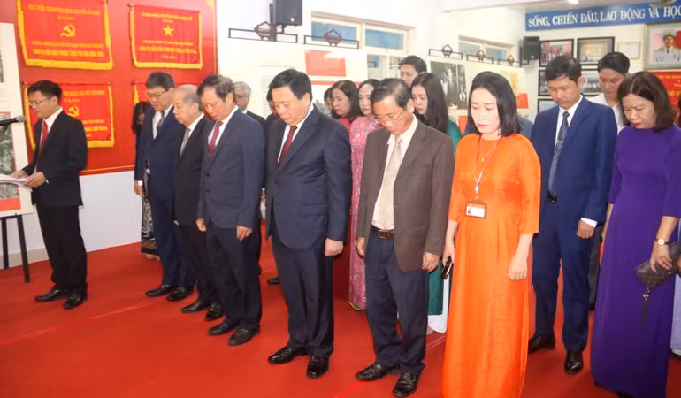 Đồng chí Nguyễn Xuân Thắng cùng lãnh đạo Tỉnh ủy Thừa Thiên Huế và các ban, ngành dành phút mật niệm tưởng nhớ Chủ tịch Hồ Chí Minh và các vị tiền bối.