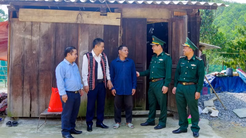 Đại diện các đơn vị thăm hỏi gia đình ông Trần Văn Khưa, ở thôn Liên Hiệp, xã Lâm Đớt, huyện A Lưới.