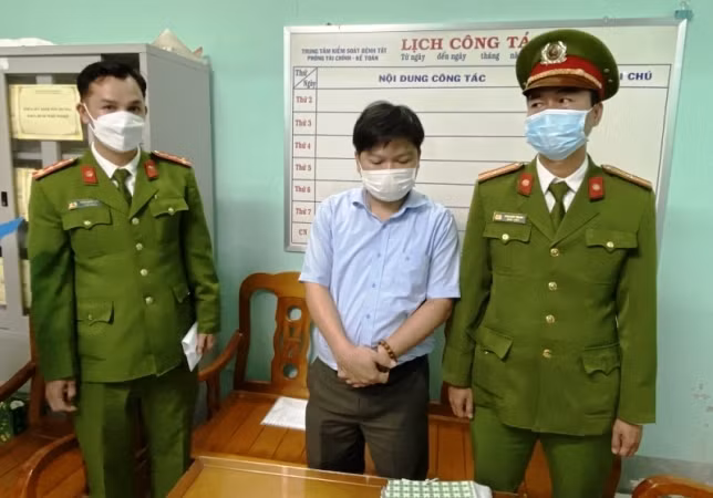 Cơ quan Công an bắt tạm giam Hà Thúc Nhật (ở giữa), nguyên Kế toán trưởng kiêm Trưởng phòng Tài chính kế toán CDC Thừa Thiên Huế theo quyết định của Cơ quan Cảnh sát điều tra Công an tỉnh Thừa Thiên Huế ngày 17/2/2023. (ảnh: Công an cung cấp).