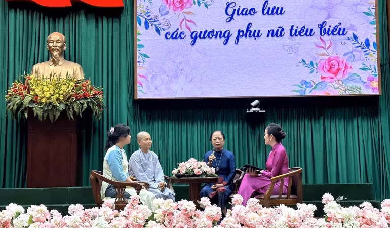 Các gương mặt phụ nữ tiêu biểu giao lưu tại chương trình tuyên dương.