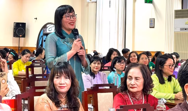 Đại diện nữ trí thức tiêu biểu phát biểu, trao đổi ý kiến tại buổi gặp mặt.