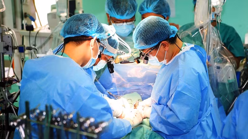 Các bác sĩ tiến hành ca phẫu thuật ghép tim tại Bệnh viện Trung ương Huế. (ảnh: Th. Hiển)