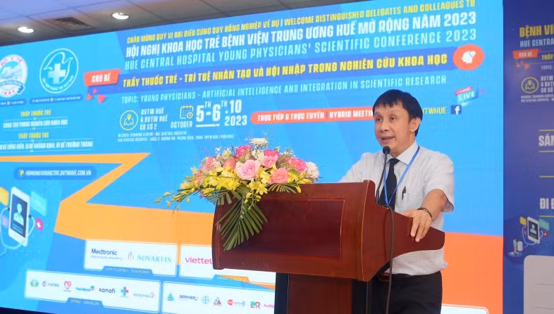 Giáo sư, Tiến sĩ Phạm Như Hiệp, Giám đốc Bệnh viện Trung ương Huế chia sẻ tại hội nghị. (Ảnh: THƯỢNG HIỂN)