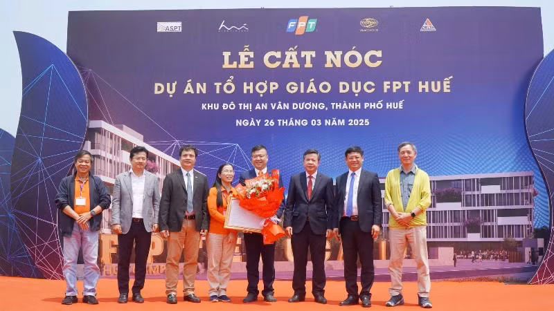 Lãnh đạo Ủy ban nhân dân, Sở Giáo dục và Đào tạo thành phố và các ban, ngành chúc mừng dự án Tổ hợp giáo dục FPT Huế.