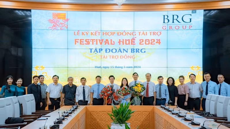  Lãnh đạo tỉnh Thừa Thiên Huế và Ban tổ chức Festival Huế 2024 tặng hoa cho các đơn vị ký kết tài trợ.
