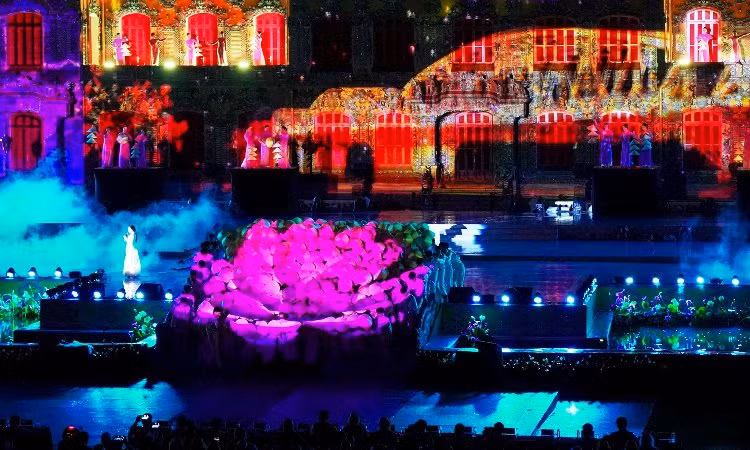 Sân khấu được thiết kế không cầu kỳ, chi tiết nhưng vẫn hoành tráng, rực rỡ. Sân khấu được thiết kế không cầu kỳ, chi tiết nhưng vẫn hoành tráng, rực rỡ.