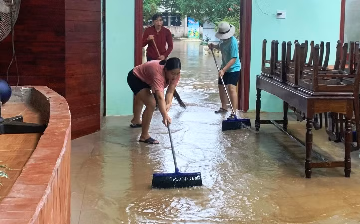 Hiện tại nước lũ đang xuống dần, một số trường trên địa bàn đã huy động các thầy, cô giáo tổng vệ sinh trường lớp để tổ chức cho học sinh đi học trở lại. (Ảnh: MH)