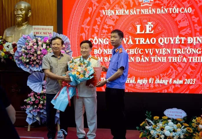 Đồng chí Bí thư Tỉnh ủy Lê Trường Lưu và Phó Viện trưởng Viện KSND tối cao Nguyễn Duy Giảng trao quyết định và tặng hoa chúc mừng tân Viện trưởng Viện KSND tỉnh Hồ Thanh Hải.