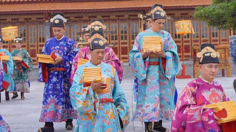 Tại lễ công bố, Ban tổ chức đã tặng lịch, sách cho du khách và và người dân vào tham quan trong ngày đầu năm mới.