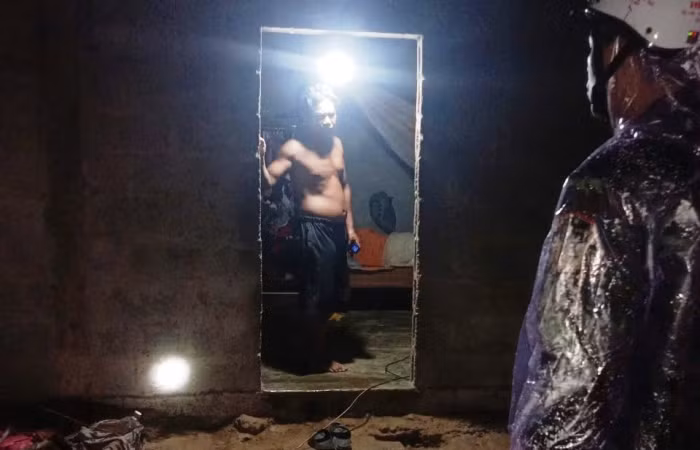 Xã Hồng Hạ (A Lưới) di dời các hộ dân tại thôn Pa Hy - khu vực nguy hiểm, có nguy cơ sạt lở đất ngay trong đêm đến nơi tránh trú an toàn. (Ảnh: HN)