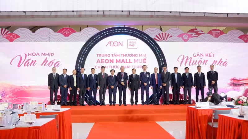 Tổng Lãnh sự Nhật Bản tại Đà Nẵng Mori Takero cùng lãnh đạo Bộ Công thương, lãnh đạo AEON MALL Việt Nam và tỉnh Thừa Thiên Huế chụp ảnh lưu niệm tại ngày khai trương.