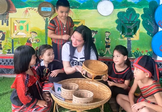 Bí thư chi Đoàn Trường mầm non Hương Lâm, cô giáo Hồ Thị Dói luôn đồng hành với học trò nghèo Pa Cô ở nơi biên giới Lâm Đớt (huyện A Lưới).