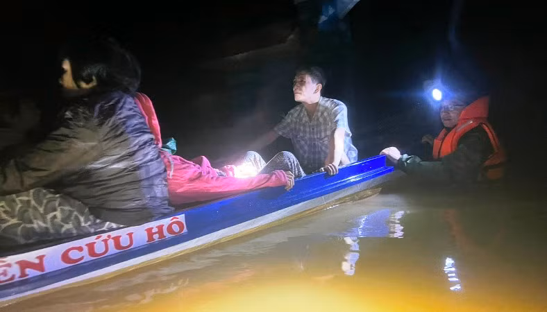 Lực lượng công an tiếp cận thành công người bị nạn đưa lên ca nô đến bệnh viện cấp cứu kịp thời.