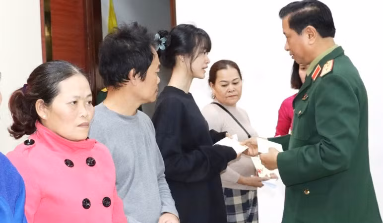 Trung tướng Hà Thọ Bình, Tư lệnh Quân khu 4 trao quà Tết tặng các gia đình có hoàn cảnh khó khăn.