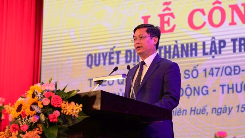 Chủ tịch Ủy ban nhân dân tỉnh Nguyễn Văn Phương trao các quyết định bổ nhiệm Hiệu trưởng và các Phó Hiệu trưởng Trường Cao đẳng Huế.