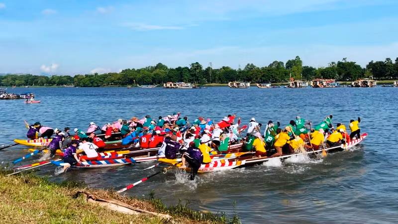 Đội đua nữ tranh tài không kém phần gay cấn. Đội đua nữ tranh tài không kém phần gay cấn.