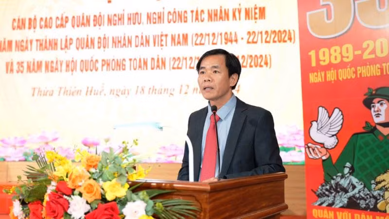 Đồng chí Chủ tịch Ủy ban nhân dân tỉnh Nguyễn Văn Phương phát biểu tại buổi gặp mặt.