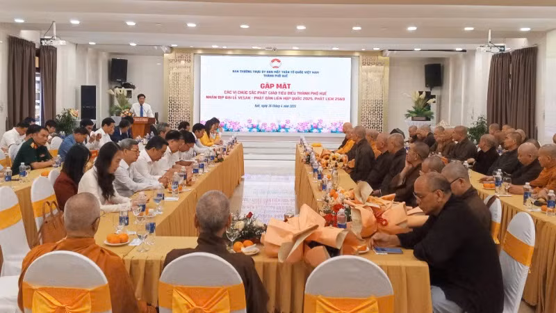  Tại buổi gặp mặt các chức sắc Phật giáo tiêu biểu thành phố Huế nhân dịp Đại lễ Vesak