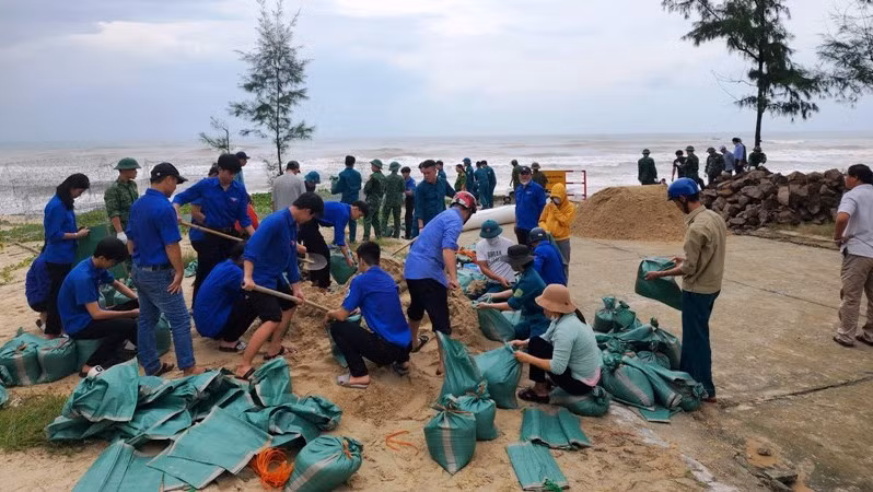 Ủy ban nhân dân xã Phú Diên huy động các đoàn thể, lực lượng dân quân gần 150 người dùng bao cát để xử lý điểm sạt lở biển do mưa lớn tại đường ra bãi tắm Phú Diên.