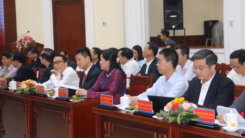 Lãnh đạo và nguyên lãnh đạo Đại học Huế cùng các trường, đơn vị thành viên tham dự buổi làm việc.