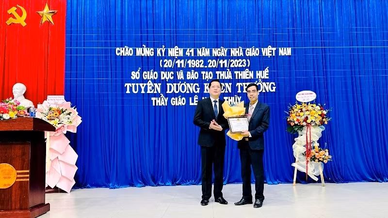 Phó Giám đốc Sở Giáo dục và Đào tạo tỉnh Thừa Thiên Huế Đoàn Minh Thắng trao giấy khen tặng cho thầy giáo Lê Ngọc Thùy.