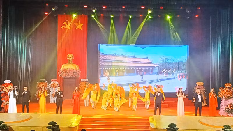 Chương trình văn nghệ chào mừng sự kiện ra mắt hai tập sách.