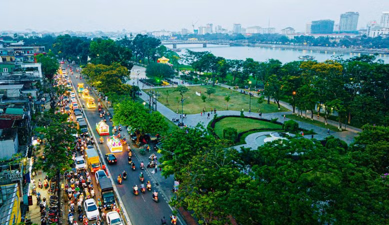 Tỉnh Thừa Thiên Huế là một trong những trung tâm tôn giáo của miền Trung và cả nước. (Trong ảnh: Diễu hành xe hoa đi qua các tuyến phố chính tại Huế trong mùa Phật đản Phật lịch 2567).