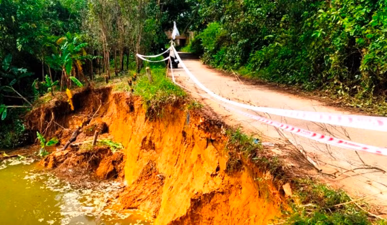 Nhiều tuyến đường ven sông qua xã Lộc An (huyện Phú Lộc) bị sạt lở sau các trận mưa lớn.