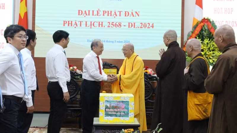 Phó Bí thư Thường trực Tỉnh ủy Phan Ngọc Thọ và Đoàn công tác chúc mừng Ban Trị sự Giáo hội Phật giáo Việt Nam tỉnh Thừa Thiên Huế 
