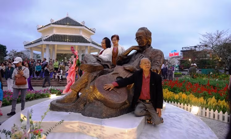 Tượng có chất liệu bằng đồng, chiều cao 1,7m, chiều rộng 1,6m, chiều dài 2,3m, trọng lượng 500 kg.