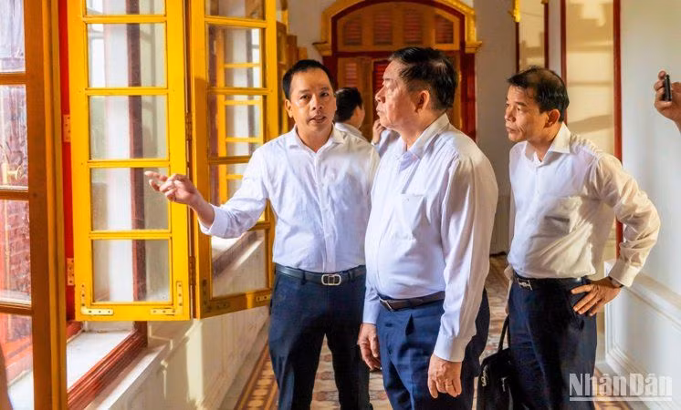 Bí thư Trung ương Đảng, Trưởng Ban Tuyên giáo Trung ương Nguyễn Trọng Nghĩa tham quan tại Di tích lầu Kiến trung (Đại nội Huế).