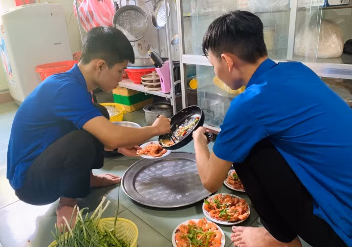 Hằng năm, cứ đến Ngày Thương binh-Liệt sĩ, các bạn trẻ ở Tỉnh đoàn Thừa Thiên Huế luân phiên chọn ra một địa điểm để tổ chức “Bữa cơm tri ân - ấm áp nghĩa tình”.