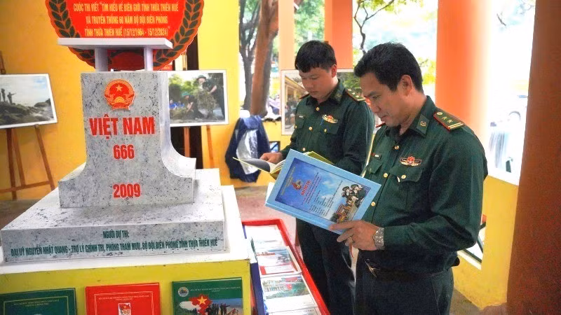 Các đại biểu tham quan và trao đổi về những hình ảnh đạt giải cao trong cuộc thi "Tự hào biên giới, biển đảo quê hương Thừa Thiên Huế".