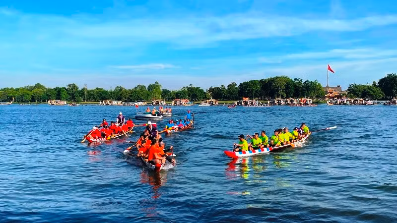 Giải đua ghe truyền thống tỉnh Thừa Thiên Huế được duy trì và phát triển liên tục từ nhiều năm nay. Giải đua ghe truyền thống tỉnh Thừa Thiên Huế được duy trì và phát triển liên tục từ nhiều năm nay.