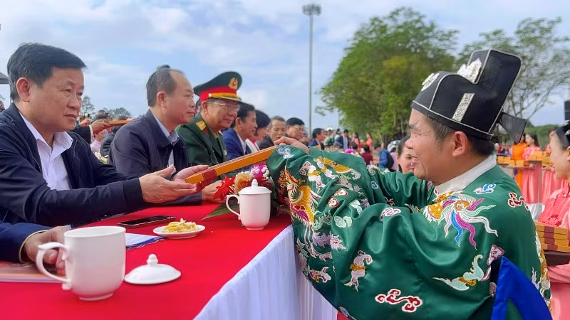 Hoạt động tặng lịch cho đại biểu tham dự và du khách tại Lễ Ban Sóc.