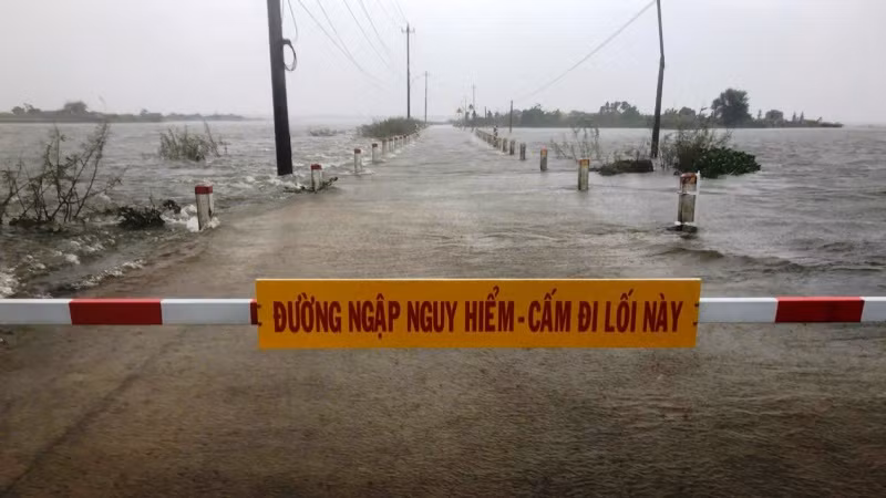 Cảnh báo, ngăn chặn người lưu thông qua vùng ngập lụt nguy hiểm.