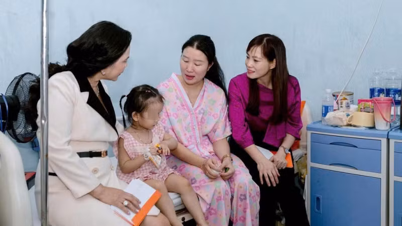 Lãnh đạo Quỹ Bảo trợ trẻ em Việt Nam và Quỹ Khởi sự Từ Tâm đến thăm và tặng quà bệnh nhi đang điều trị tại Bệnh viện Trung ương Huế.