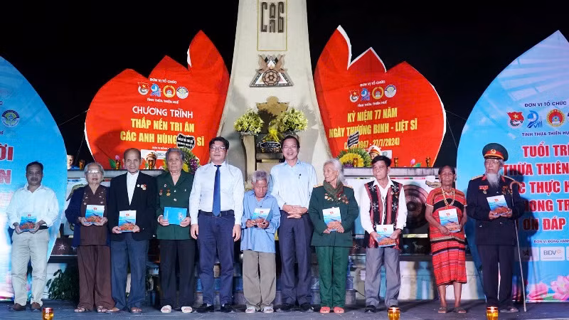 Trao các phần quà tặng các gia đình chính sách và hộ nghèo tại huyện A Lưới.