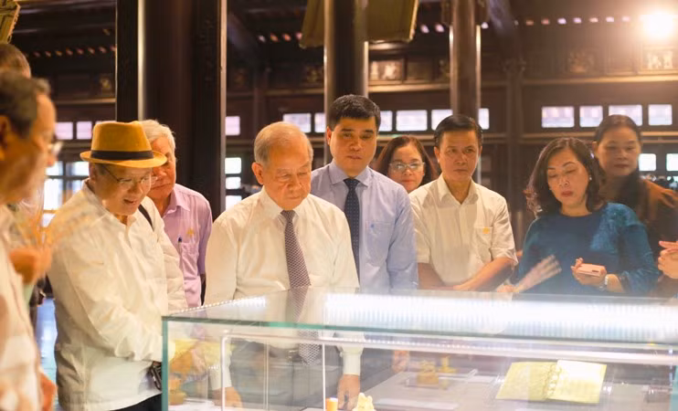Giới thiệu đến các vị lãnh đạo tỉnh và các nhà nghiên cứu, sưu tập bộ có chủ đề “Từ Musée Khải Định đến Bảo tàng Cổ vật Cung đình Huế”.