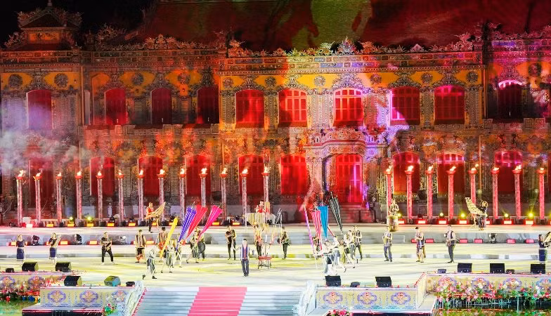 Tiết mục múa trống truyền thống của Đoàn nghệ thuật tỉnh Kon Tum.