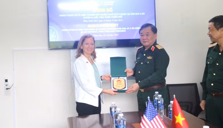 Thượng tướng Hoàng Xuân Chiến tặng quà đến Giám đốc USAID, bà Aler Grubbs.