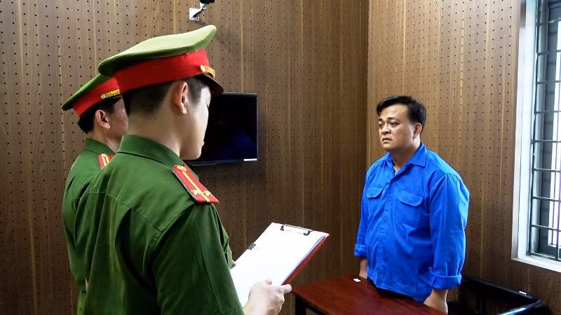 Phòng Cảnh sát hình sự Công an tỉnh đọc lệnh bắt giữ Nguyễn Chí Tâm về tội lừa đảo chiếm đoạt tài sản. (Ảnh: Công an cung cấp)