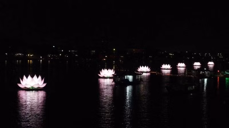 Bảy đóa sen “nở” trên sông Hương với ý nghĩa cung nghinh bảy bước chân thị hiện đản sanh của Đức Phật.