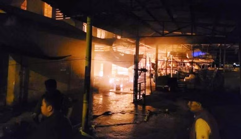 Tiểu thương bất lực nhìn 335 gian hàng bị cháy rụi.